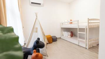 4 bedrooms, iron/ironing board, WiFi, bed sheets