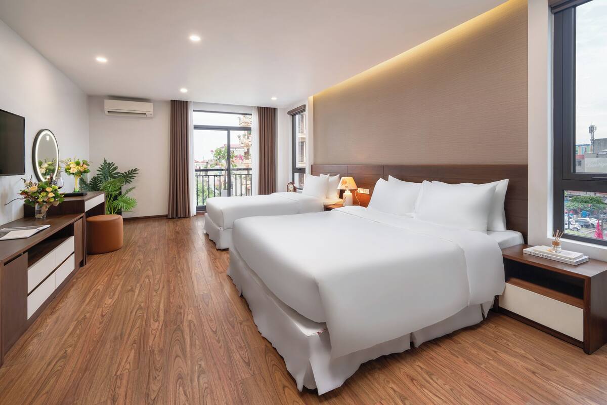 Familien-Dreibettzimmer, Balkon, Stadtblick | Zimmersafe, Schreibtisch, laptopgeeigneter Arbeitsplatz