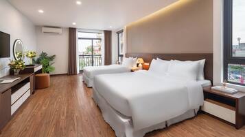 Habitació triple familiar, balcó, vistes a la ciutat | Caixa forta a l'habitació i escriptori