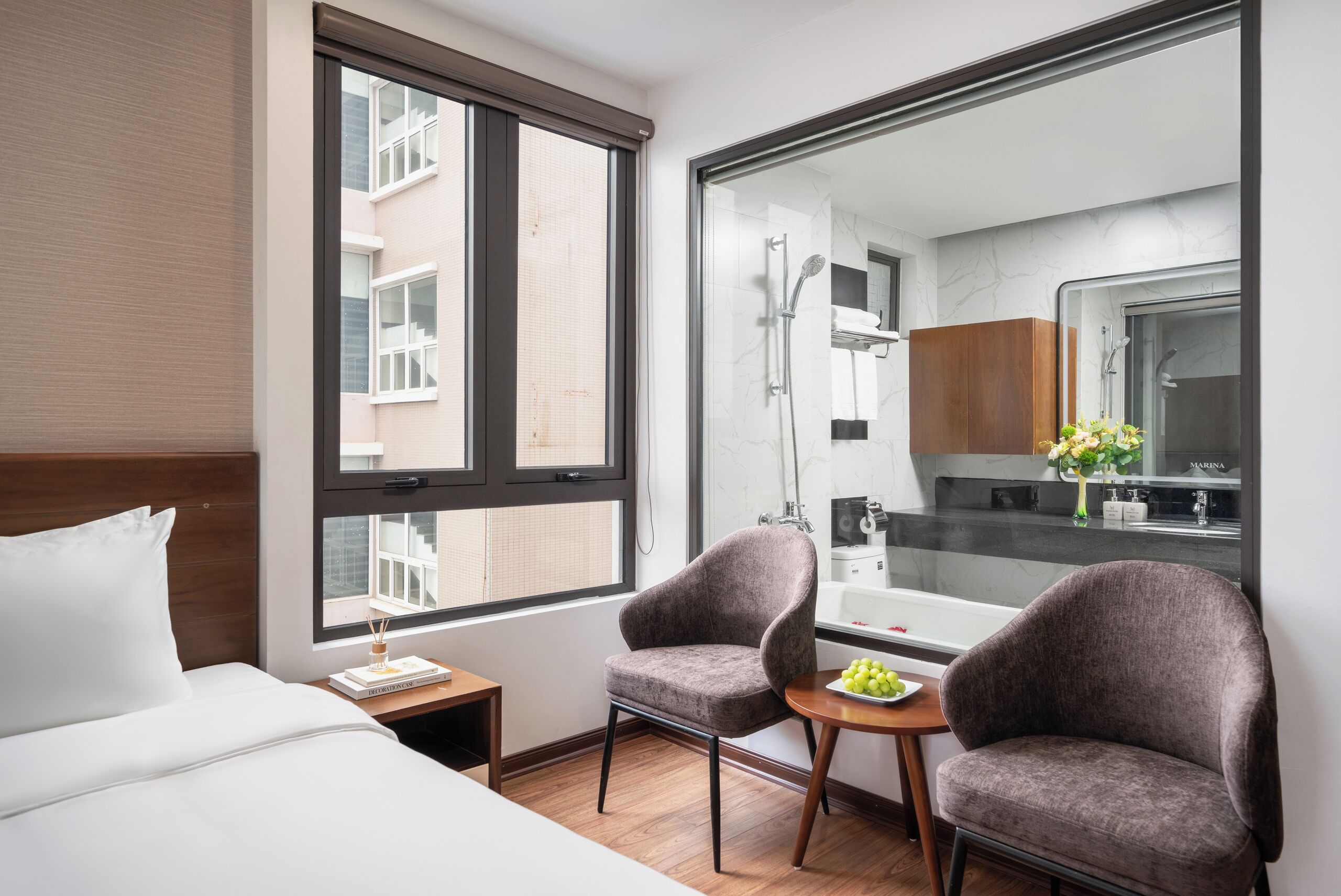 Habitación triple familiar, balcón, vistas a la ciudad | Caja fuerte, escritorio, espacio para trabajar con un portátil