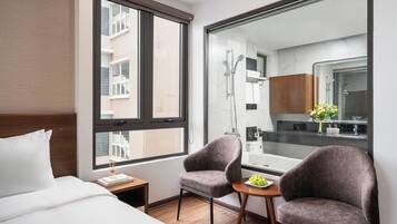 Habitación triple familiar, balcón, vistas a la ciudad | Caja fuerte, escritorio, espacio para trabajar con un portátil