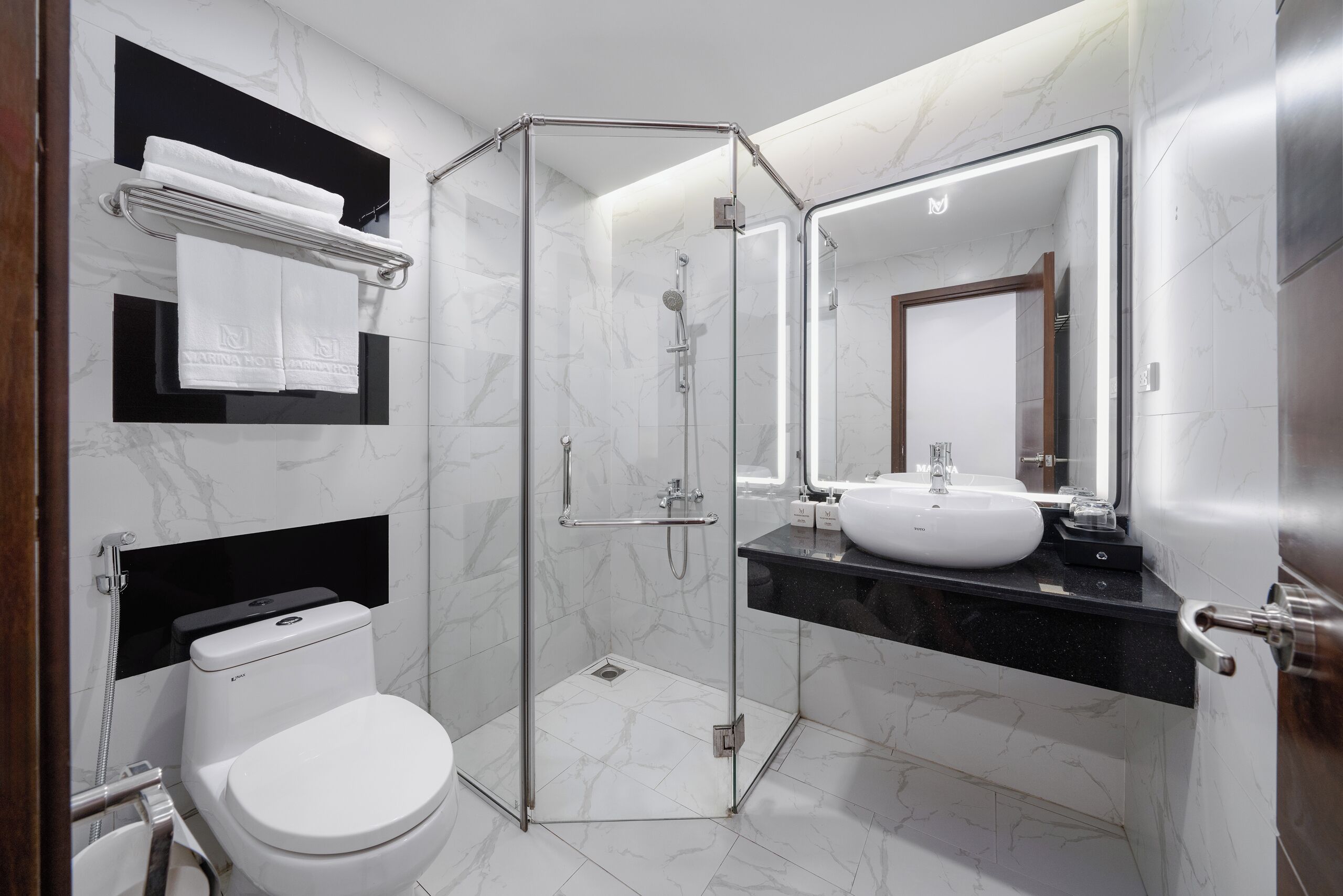 Superior-Doppelzimmer, Balkon, Stadtblick | Badezimmer | Duschwanne, kostenlose Toilettenartikel, Haartrockner, Hausschuhe
