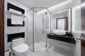 Habitación estándar doble | Baño | Ducha y bañera combinadas y artículos de higiene personal gratuitos