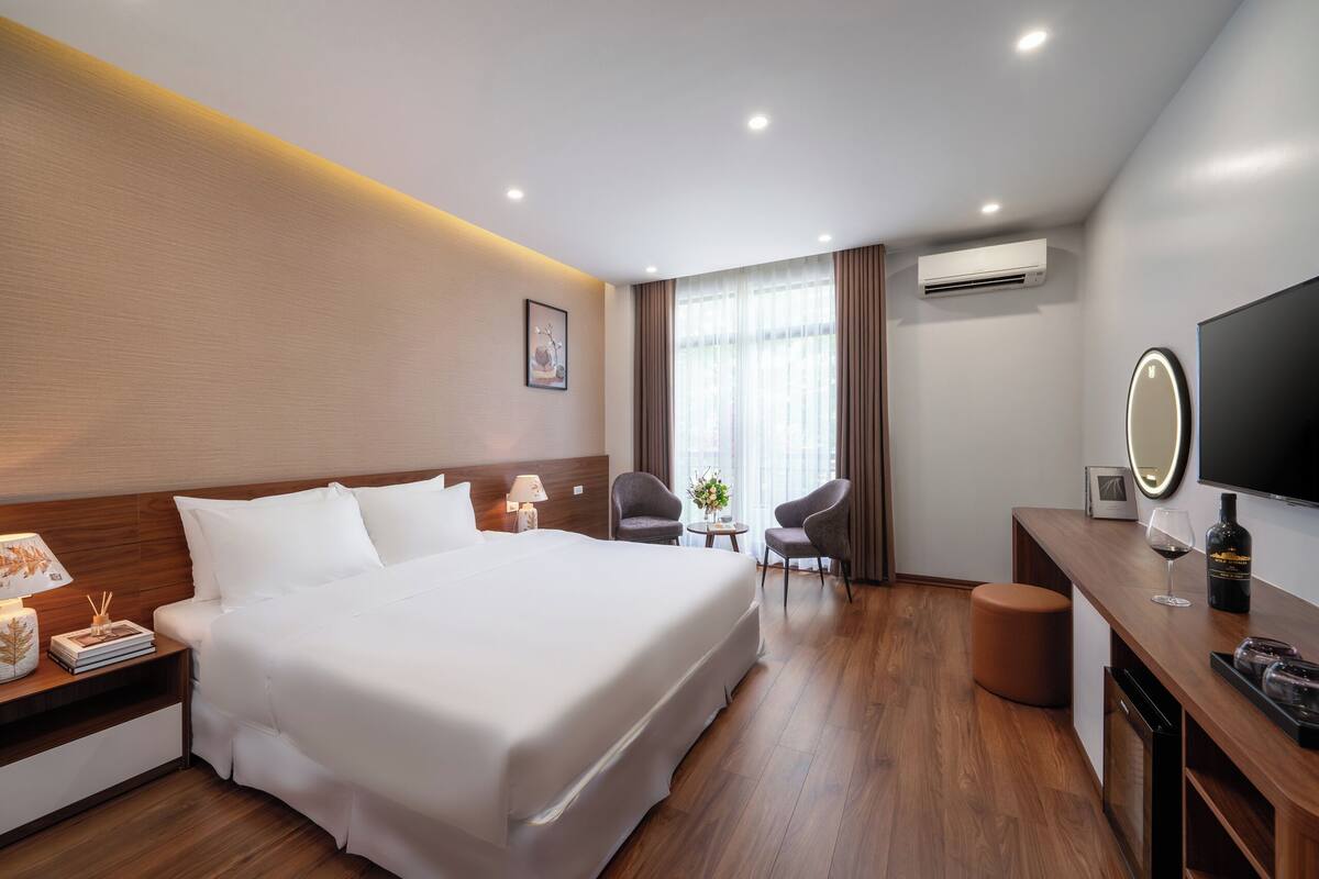 Superior-Doppelzimmer, Balkon, Stadtblick | Zimmersafe, Schreibtisch, laptopgeeigneter Arbeitsplatz