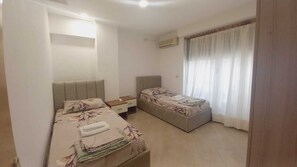 2 chambres, fer et planche à repasser, Wi-Fi, draps fournis