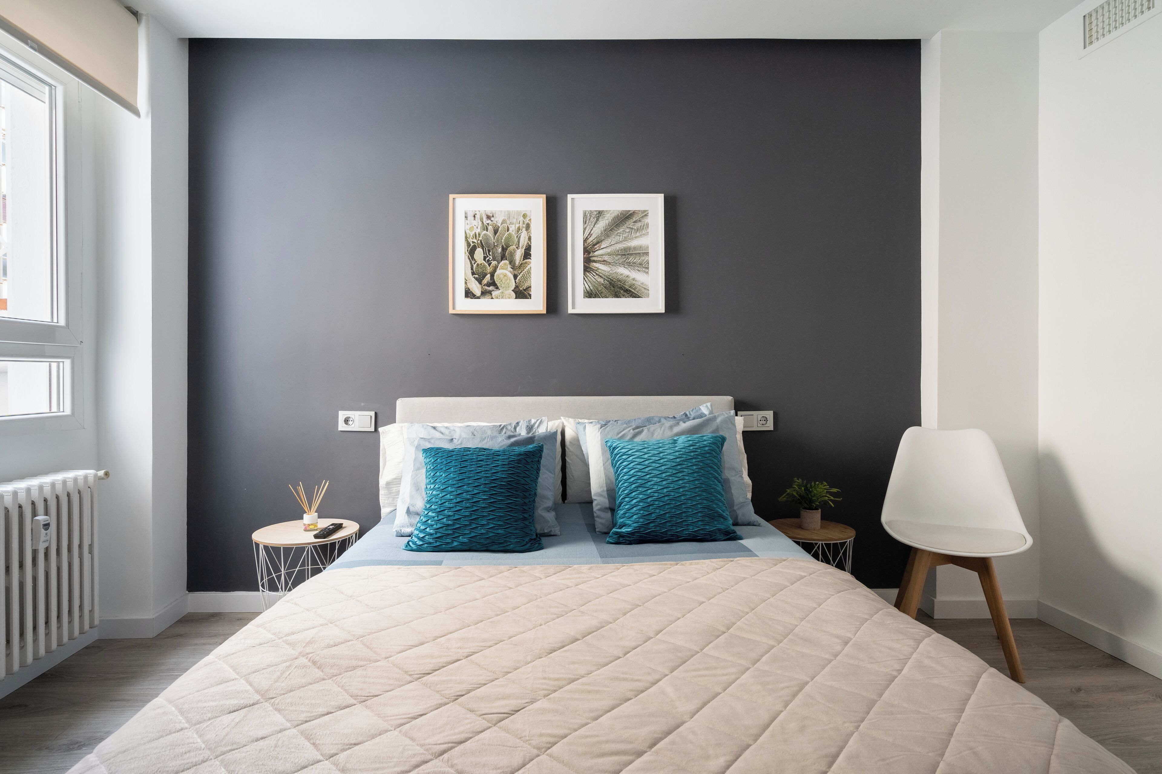 1 slaapkamer, een kluis op de kamer, een bureau