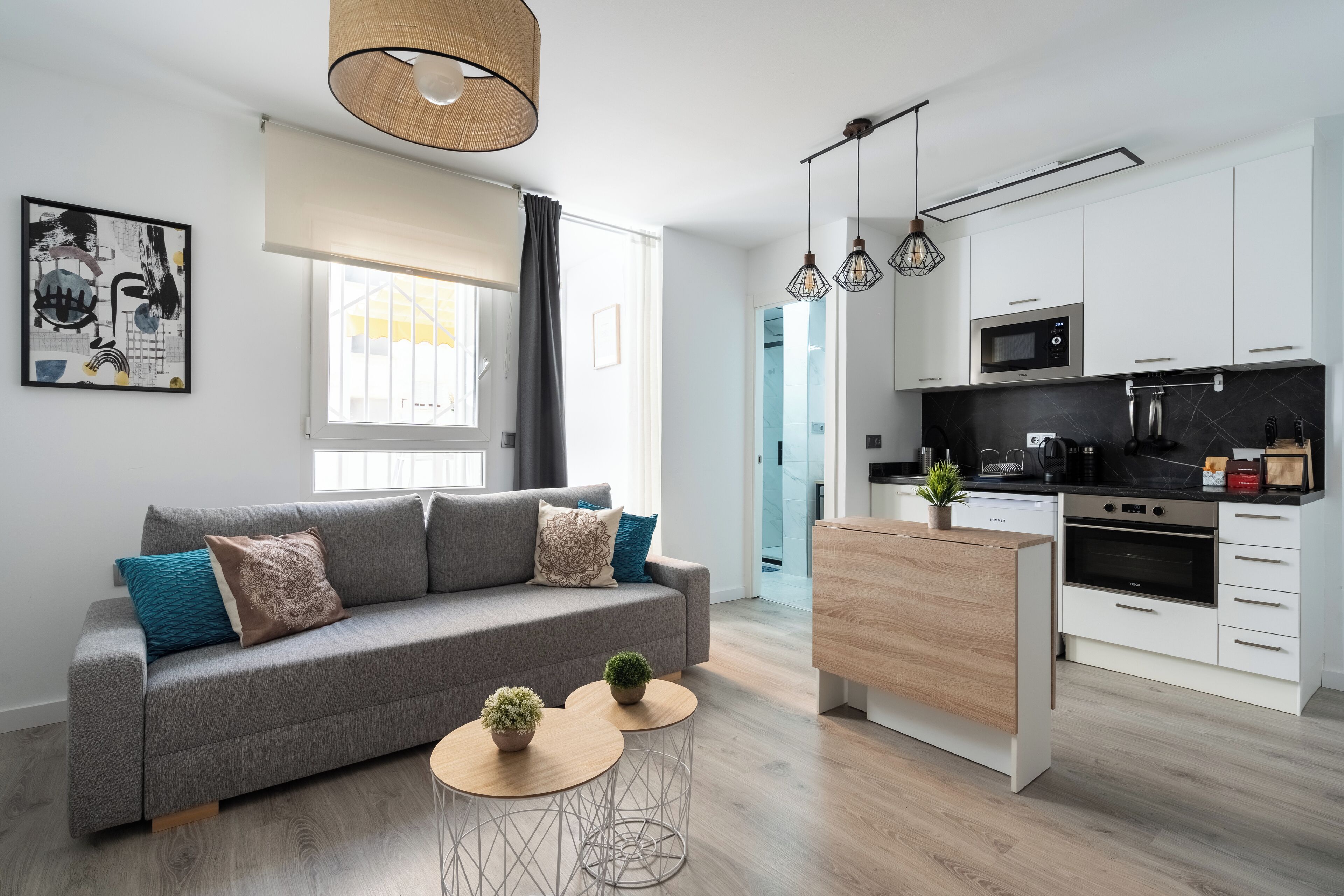 Een smart-tv en een stereo