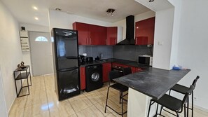 Frigorífico, microondas, horno y placa de cocina