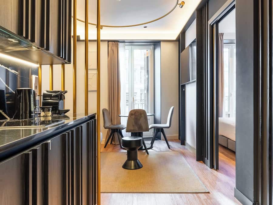 Apartamento, 1 quarto, sacada | Cozinha privada | Geladeira, micro-ondas, fogão, cooktop