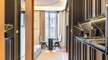 Estudio, balcón | Cocina privada | Refrigerador, microondas, horno y parrilla de estufa