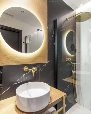 Studio, balkon | Badkamer |  milieuvriendelijk toiletgerief, een haardroger, handdoeken, zeep