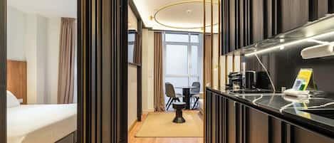 Apartamento, 1 cama King e sofá-cama (One-Bedroom) | Cozinha privada | Geladeira, micro-ondas, fogão, cooktop