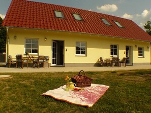 Outdoor dining - Lakeland vacation home in Geierswalde - House "Geierswalder See" (Elsterheide)
