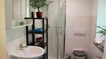 Dusche, Haartrockner, Seife, Toilettenpapier