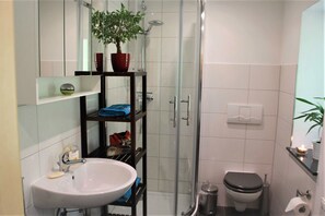 Shower, hair dryer, soap, toilet paper - Lakeland vacation home in Geierswalde - House "Geierswalder See" (Elsterheide)