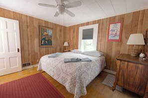 2 bedrooms, travel crib, free WiFi, bed sheets