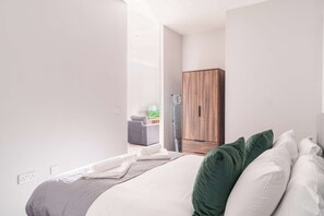 2 habitaciones, tabla de planchar con plancha, wifi y ropa de cama