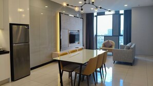 Une cuisine moderne avec un coin repas, un téléviseur intégré et une vue sur la ville.