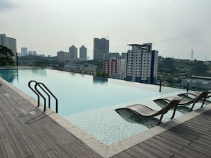 Una piscina al aire libre