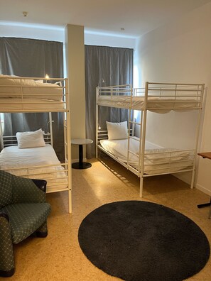 Bureau, espace de travail pour ordinateur portable, Wi-Fi gratuit