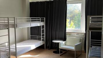 Quarto básico, várias camas, vista para a cidade | Escrivaninha, espaço de trabalho para notebook, Wi-Fi de cortesia