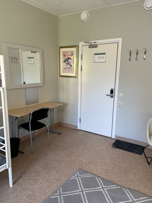 Bureau, espace de travail pour ordinateur portable, Wi-Fi gratuit