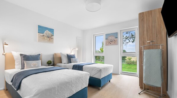 3 slaapkamers, een bureau, een strijkplank/strijkijzer, reisbedje