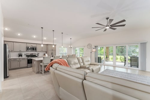 The Backyard Oasis / POOL - SPA - FIREPIT! Resort-Style Living - 3/2 in The Village of Lake Denham