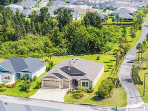 Zona residencial con casas, una calle y una acera.