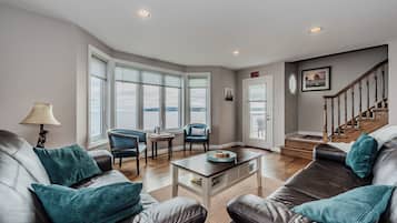 Una televisión, una chimenea