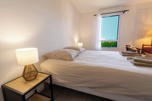 2 bedrooms, iron/ironing board, internet, bed sheets