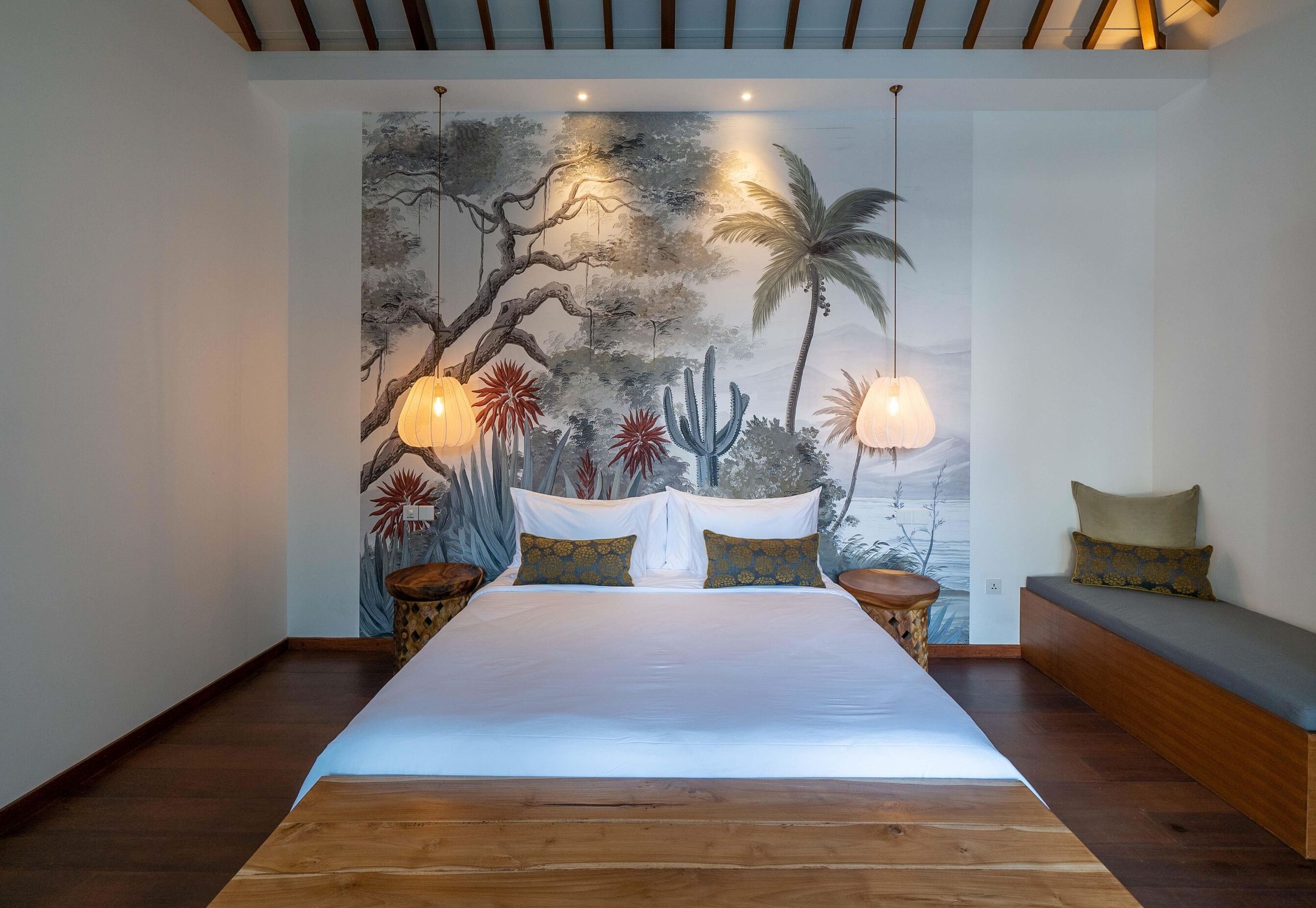 Une chambre avec un grand lit, une fresque murale et deux lampes de chevet.