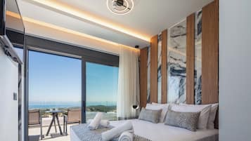 3 bedrooms, in-room safe, desk, laptop workspace