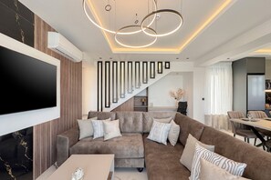 Villa Premium, 3 camere da letto, piscina privata, vista mare | Area soggiorno | TV a schermo piatto