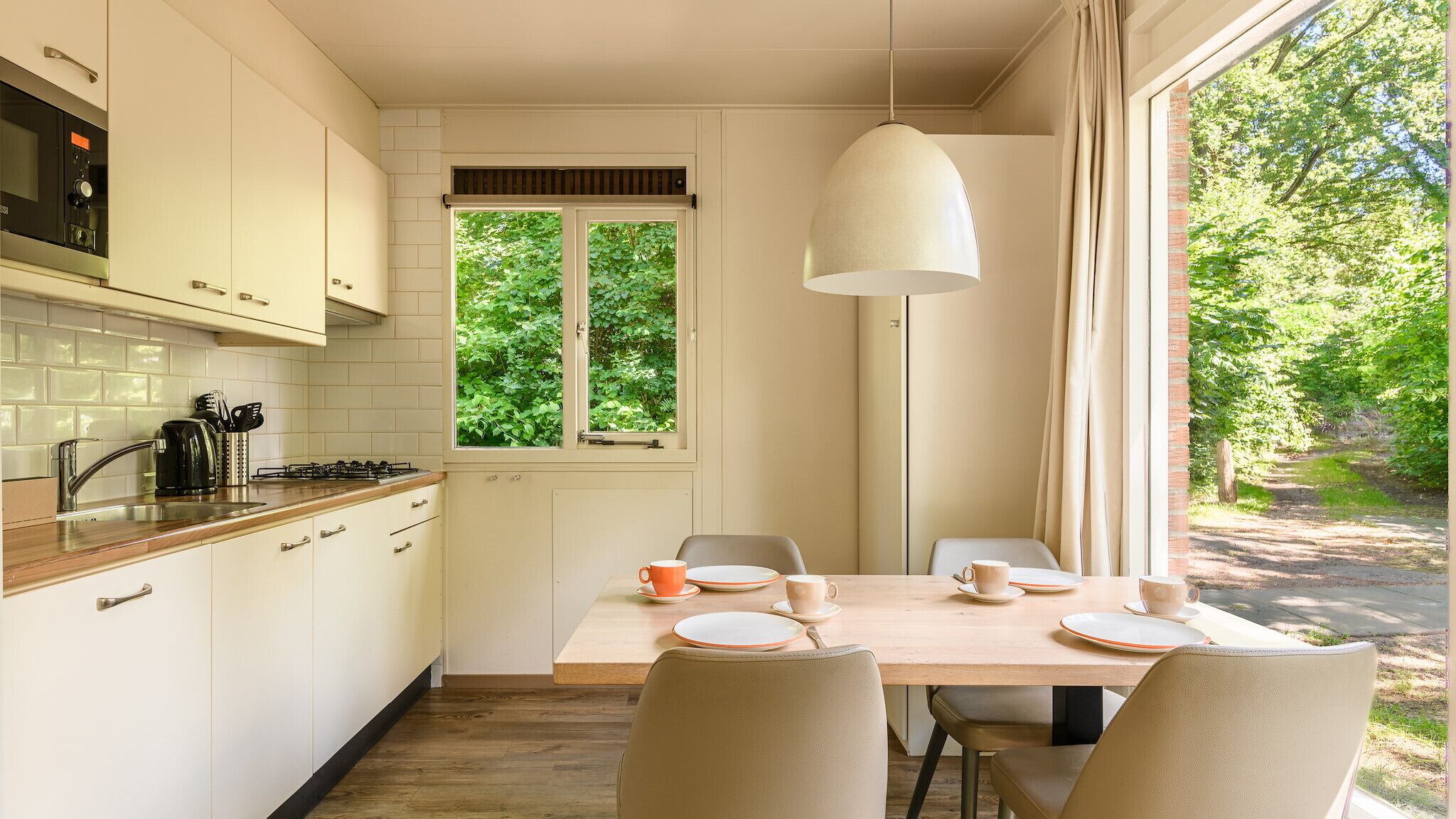 Een koelkast, een kookplaat, een vaatwasser