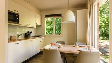 Een koelkast, een kookplaat, een vaatwasser