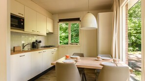 Geladeira, cooktop, lava-louças, cafeteira/chaleira
