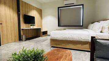 Deluxe Suite | 1 bedroom, desk, free WiFi