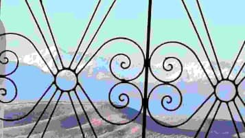 Deluxe Studio, Lake View | Living area