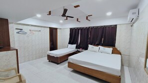 Habitación triple Deluxe | Escritorio, cortinas blackout y tabla de planchar con plancha 