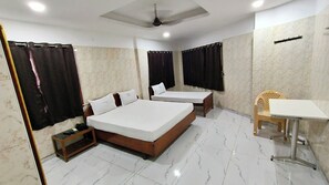 Deluxe Triple Room | Bathroom - hotel safra (Chennai)