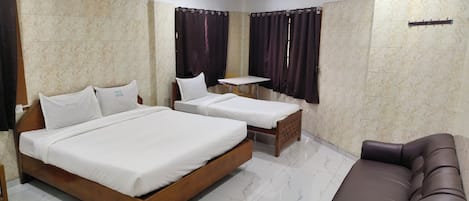 Kamar Triple Deluks | Meja kerja, tirai kedap cahaya, setrika/meja setrika, dan seprai linen