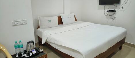 Comfort Double Room | Meja, langsir/tirai gelap terus, seterika/papan seterika, cadar katil