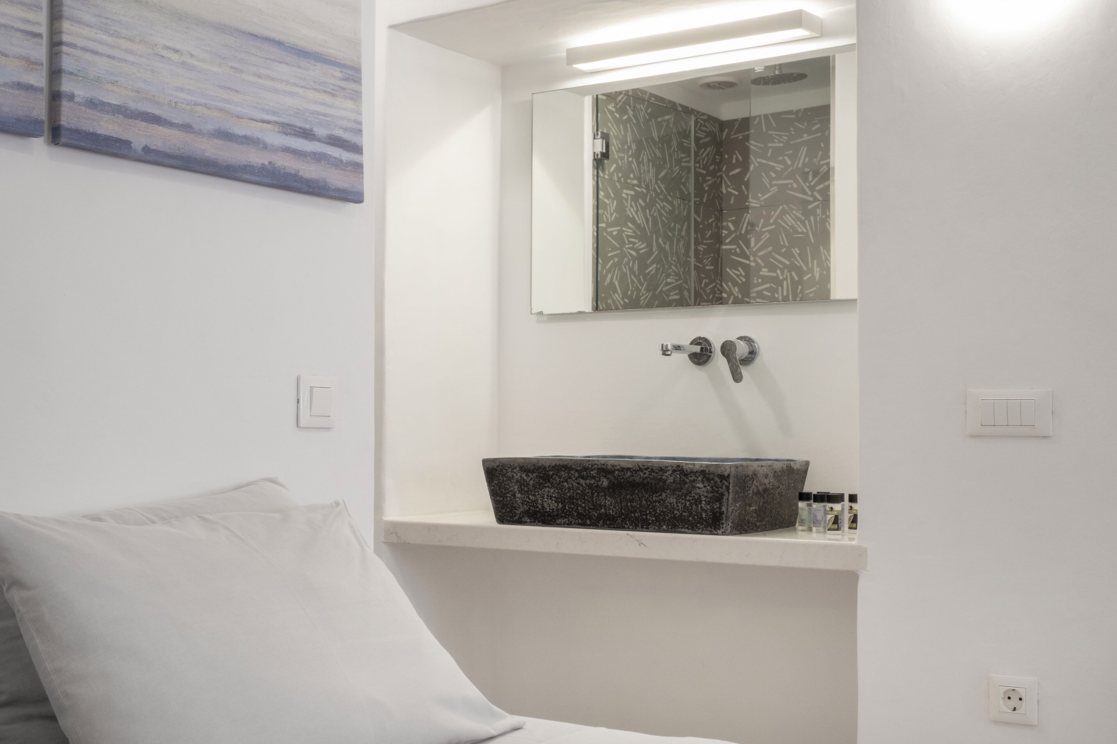 Een douche, een haardroger, handdoeken, zeep