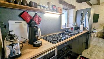 Een koelkast, een microgolfoven, een vaatwasser