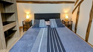 A bedroom with a bed, two bedside tables, and a wooden wardrobe. - Berry cottage: covered terrace, ping-pong, near Beauval Zoo and Valençay Castle (Vicq-sur-Nahon)