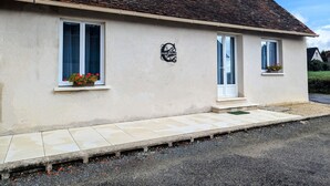 A two-story house with a tiled roof, a small porch, and a flower box on the front door. - Berry cottage: covered terrace, ping-pong, near Beauval Zoo and Valençay Castle (Vicq-sur-Nahon)