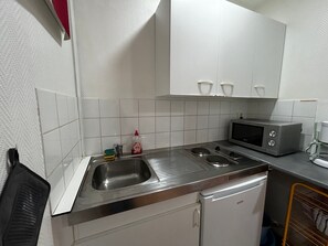 Réfrigérateur, micro-ondes, plaque de cuisson, cafetière/bouilloire