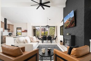 Smart TV, lareira, mesa de pingue-pongue