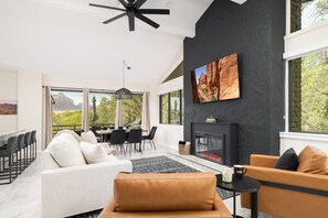 Smart-TV, Kamin, Tischtennisplatte